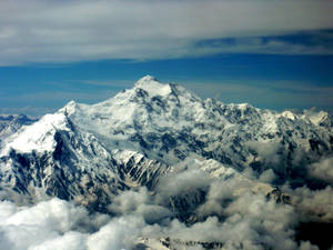 積雪的山峰聳立於雲層之上，藍天為背景 — 非洲 壁紙