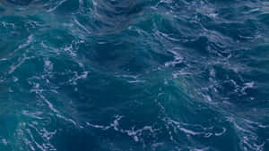 粗糙的海面，有旋轉的青綠色波浪和白色泡沫。 — 海洋桌面 壁紙