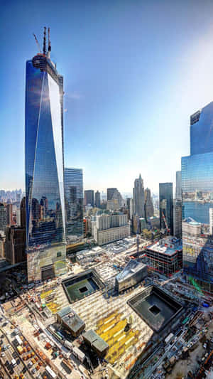 建設中的世界貿易中心一號大樓，周圍城市景觀和晴朗藍天。 — 紐約市 壁紙