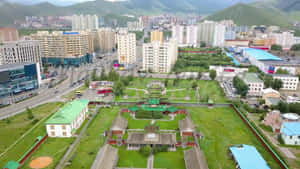 從高空俯瞰城市，現代建築與被綠意環繞的傳統寺廟。 — 城堡動畫 壁紙