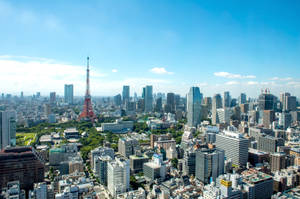 東京城市景觀，東京塔和現代摩天大樓在明亮的藍天下。 — 東京 壁紙