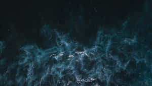 黑暗的海浪帶著白色泡沫在高空視角中撞擊 — 美學圖案動畫 壁紙