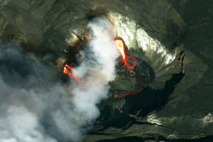 火山噴發，明亮的熔岩和濃煙從火山口升起。 — 自然 壁紙
