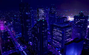 夜晚的城市景觀，有發光的摩天大樓和霓虹燈。 — 紫色動漫美學 壁紙
