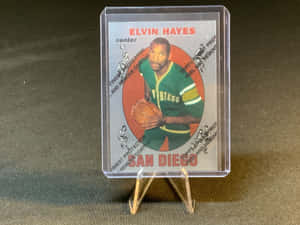 復古 Elvin Hayes 籃球交易卡，置於保護盒中展示。 — 運動 壁紙