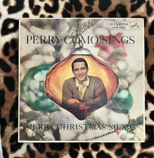 Perry Como 聖誕音樂專輯封面，置於豹紋布料上。 — Galaxy Z Flip7 FE 壁紙
