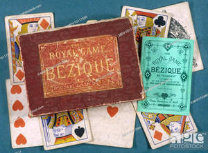 磨損的復古Bezique紙牌遊戲書籍和紙牌，青綠色背景。 — 遊戲 壁紙