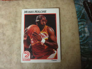 復古NBA Hoops交易卡，Moses Malone身穿紅色球衣手持籃球。 — 運動 壁紙