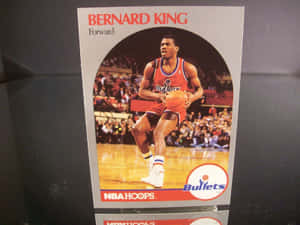 Bernard King身穿紅色子彈隊球衣在球場上運球的復古NBA Hoops球星卡。 — 高清籃球 壁紙