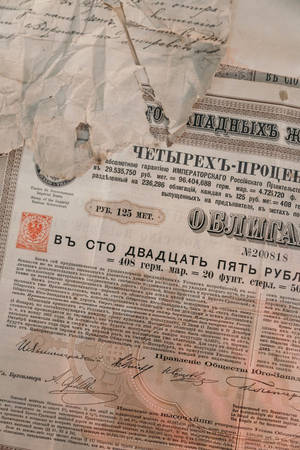 復古俄羅斯政府債券，帶有紅色印章和手寫簽名。 — Old Paper 壁紙