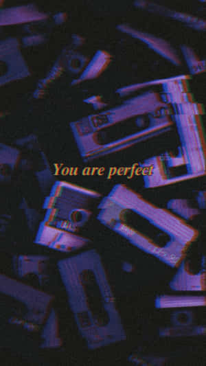 帶有故障效果的紫色和藍色卡式錄音帶，附有文字 you are perfect。 — 美學音樂 壁紙