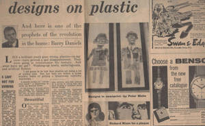 1960年代報紙剪報，展示塑膠時尚和復古廣告。 — Old Paper 壁紙