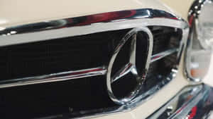 復古 Mercedes-Benz 汽車格柵的特寫，帶有鍍鉻標誌。 — 16:9 壁紙