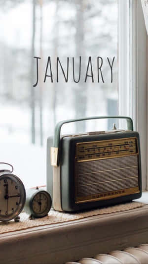 白雪覆蓋的冬日窗台上放著復古收音機和時鐘，帶有「JANUARY」字樣。 — 新年快樂 2020 壁紙