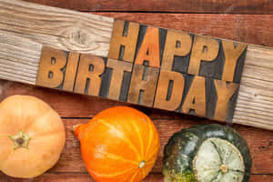 木製字母的 happy birthday 文字，木頭表面上有南瓜。 — 慶祝 壁紙