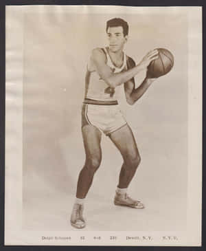 Dolph Schayes身穿N.Y.U.籃球制服，在工作室肖像中持球。 — 酷籃球 壁紙