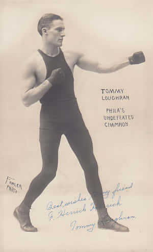 帶有文字和簽名的復古棕褐色照片，拳擊手Tommy Loughran擺出戰鬥姿勢。 — 復古 壁紙