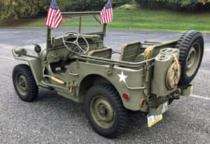 橄欖綠軍用吉普車，掛有美國國旗，停在瀝青路上。 — 老福特卡車 壁紙