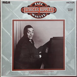 Fats Waller 在復古爵士專輯封面上於鋼琴前微笑。 — 音樂 壁紙