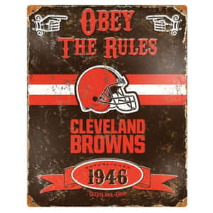 生鏽的克里夫蘭布朗足球隊標誌，帶有「Obey the Rules」和成立年份1946年。 — 1:1 壁紙