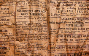 褪色的荷蘭報紙分類廣告，帶有撕裂邊緣和發黃紙張。 — Old Paper 壁紙