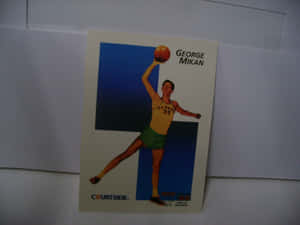 George Mikan 身穿 DePaul 球衣持球的復古籃球收藏卡。 — 運動 壁紙