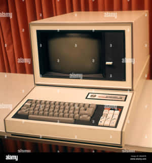 復古米色 Spectra 3000 電腦，配備 CRT 螢幕和數字鍵盤，置於桌上。 — 榮耀Magic V 壁紙