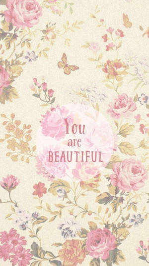 帶有蝴蝶和「You are BEAUTIFUL」文字的花卉壁紙。