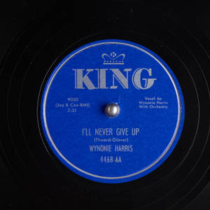 復古藍色 King Records 黑膠唱片標籤的特寫，帶有銀色文字。 — 音樂 壁紙