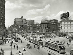 1920年代繁忙的城市街道，有電車、汽車和行人。 — 老福特卡車 壁紙