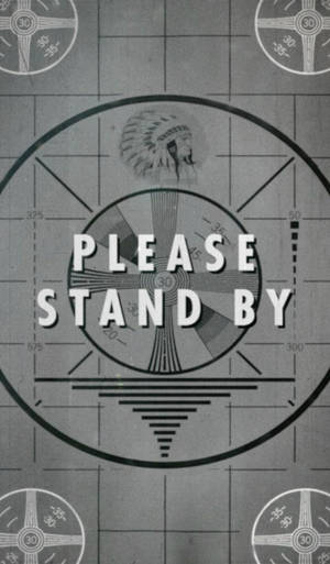 帶有「PLEASE STAND BY」文字和美洲原住民頭飾圖示的雷達螢幕。