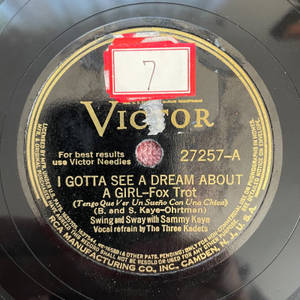 復古 Victor 唱片標籤的特寫，帶有金色文字和紅色貼紙。 — 音樂 壁紙
