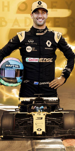 F1車手丹尼爾·里卡多穿著雷諾裝備，手持頭盔站在賽車旁。 — 運動 壁紙