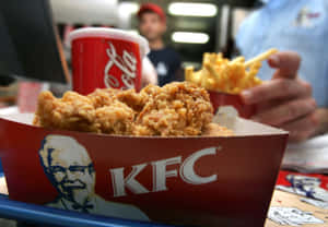 餐廳內KFC炸雞和薯條配可口可樂杯的特寫。 — 肯德基 壁紙