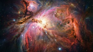 恆星形成區域，帶有粉紅色與橙色的氣體雲 — 太空 壁紙