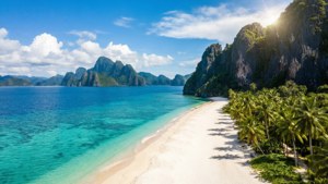 巴拉望白色沙灘與碧綠海水令人屏息的空中俯瞰美景。 — 菲律賓 壁紙