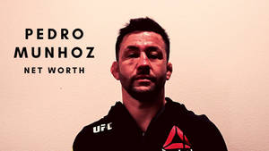 Pedro Munhoz 身穿黑色 UFC 連帽衫，在米色牆壁上帶有文字疊加。 — 終極格鬥冠軍賽 壁紙
