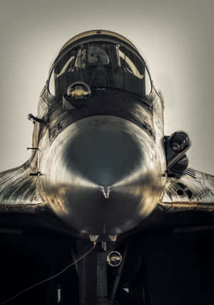 戰鬥機正面視圖，帶有反射機鼻和駕駛艙。 — 背景 壁紙