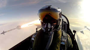 飛行員在日出時從戰鬥機發射導彈。 — 天空 壁紙