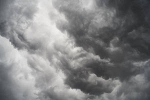 在暴風雨的天空中旋轉的濃密烏雲 — 美學雲朵 壁紙