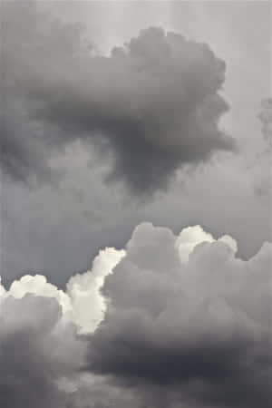 暴風雨天空中戲劇性的灰色和白色雲層。 — 灰色美學動圖 壁紙
