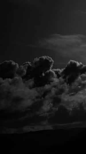 單色山脈輪廓上方的戲劇性暗雲 — 美學雲朵 壁紙