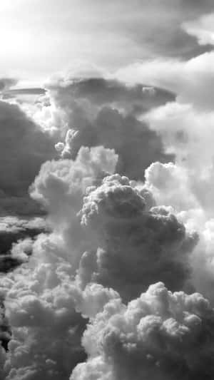 暴風雨天空中戲劇性且帶有紋理的雲朵盤旋的單色航拍視圖。 — 美學雲朵 壁紙