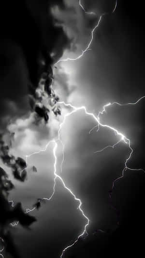 強烈的閃電劃過佈滿烏雲的暴風雨天空。 — 閃電麥坤 壁紙