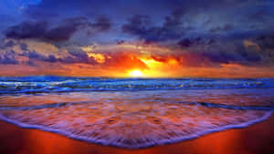 夕陽下的海洋，海浪在星空下的紅色沙灘上拍打 — 海灘日落 壁紙