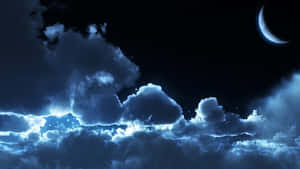 在繁星點點的夜空下，新月照耀著發光的藍色雲朵。 — 夜空 壁紙