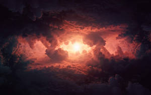 陽光穿過暴風雲，發出火紅和橙色的光芒。 — 美學雲朵 壁紙