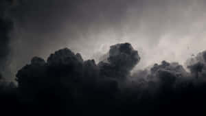 暗色暴風雲佈滿天空，營造出陰鬱的氛圍場景。 — 灰色 壁紙