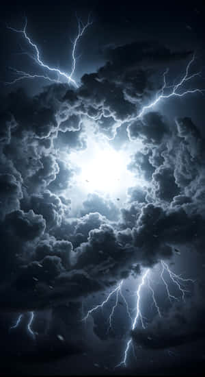 強烈閃電照亮暴風雨天空中密集的烏雲。 — 閃電 壁紙