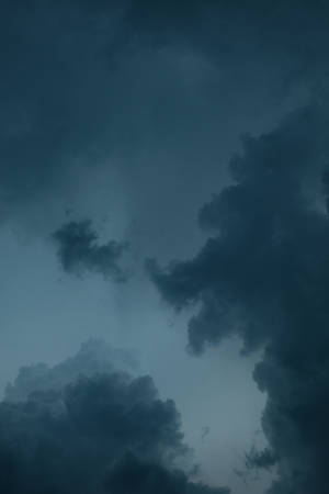 在充滿氛圍的暮色天空中旋轉的深色暴風雲。 — 美學雲朵 壁紙